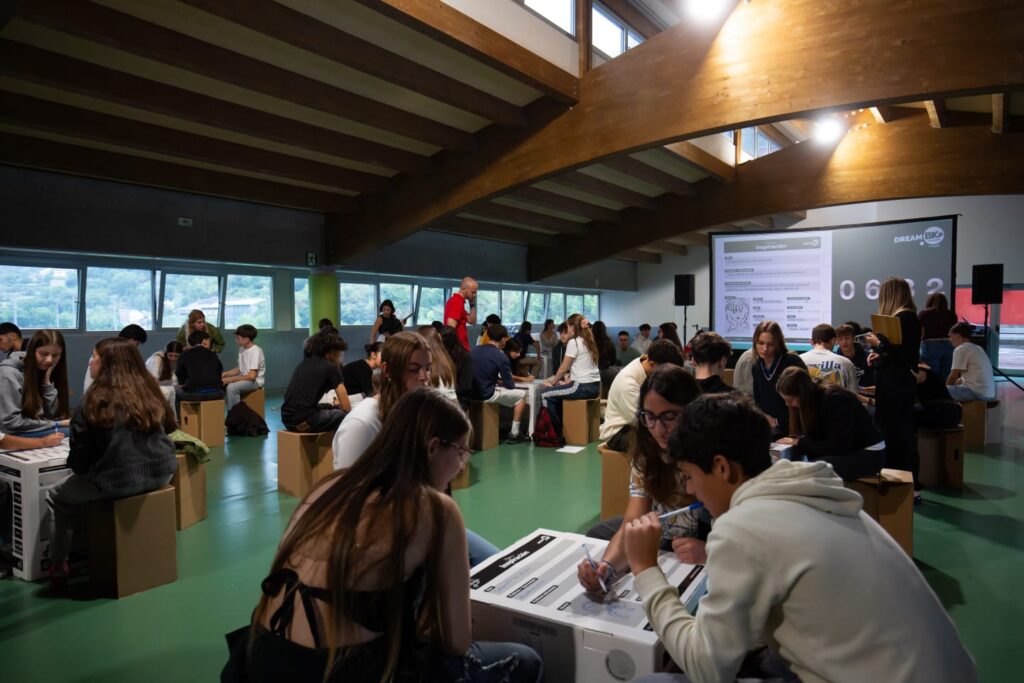 Estudiantes participando en una jornada de innovación y emprendimiento en Andorra.