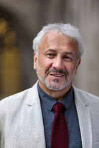 Retrato de Mario Santana, profesor y ganador del premio Ramon Llull.