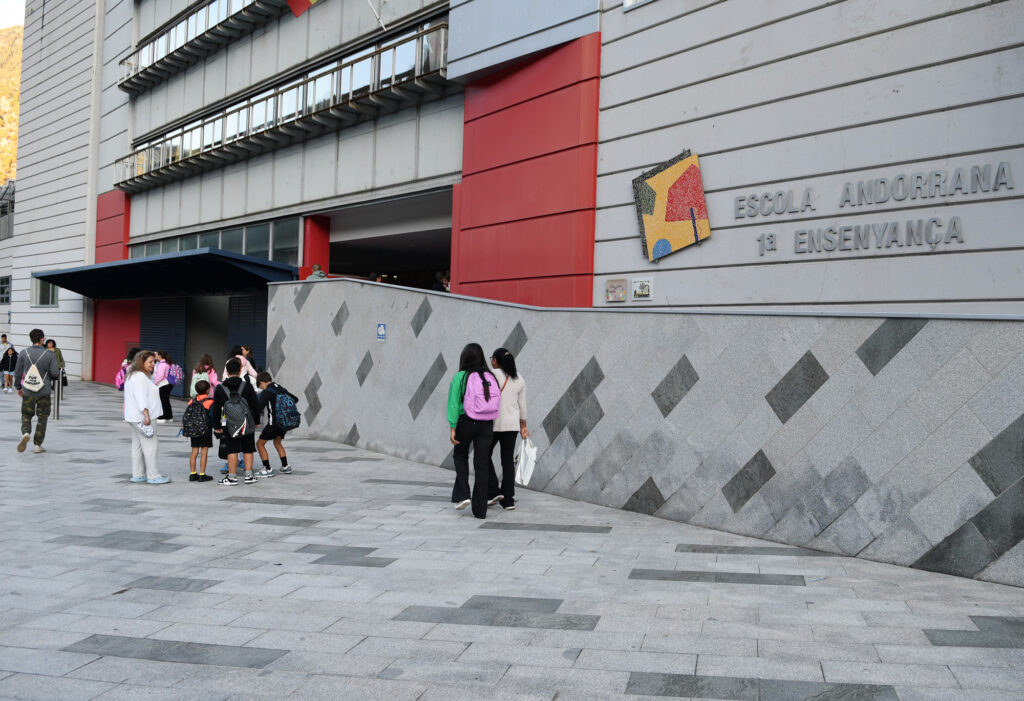 Exterior de l'Escola Andorrana de Maternal i Primera Ensenyança amb alumnes entrant.