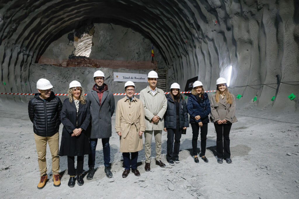 Ocho personas con cascos aparecen dentro del túnel de Rocafort, con roca excavada alrededor.