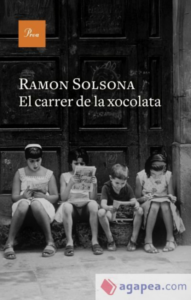Niños leyendo en la calle durante la presentación del libro de Ramon Solsona.