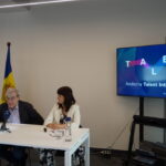 Dos personas sentadas en una mesa durante una presentación de Andorra Talent Internacional.