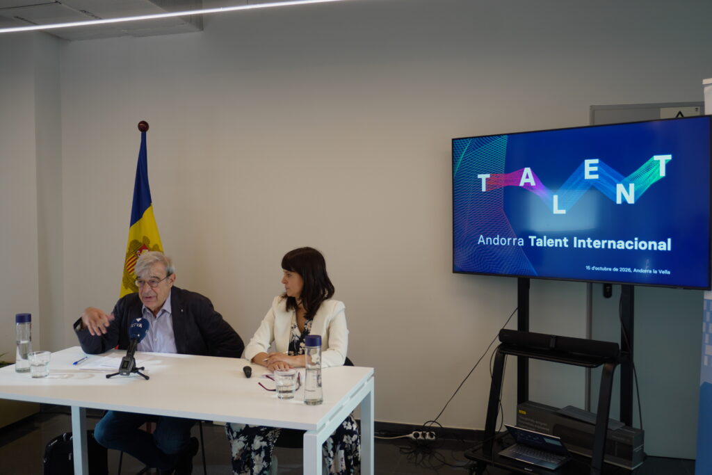 Dos personas sentadas en una mesa durante una presentación de Andorra Talent Internacional.
