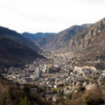 Vista panorámica de la ciudad de Andorra la Vella en otoño