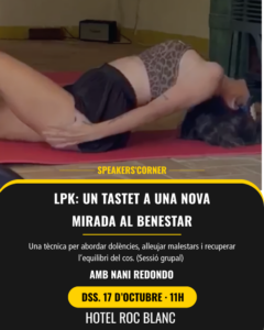 Mujer realizando ejercicios de bienestar en un taller grupal