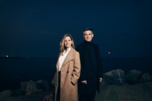 Dos actores posando junto al mar al atardecer para la obra Göteborg