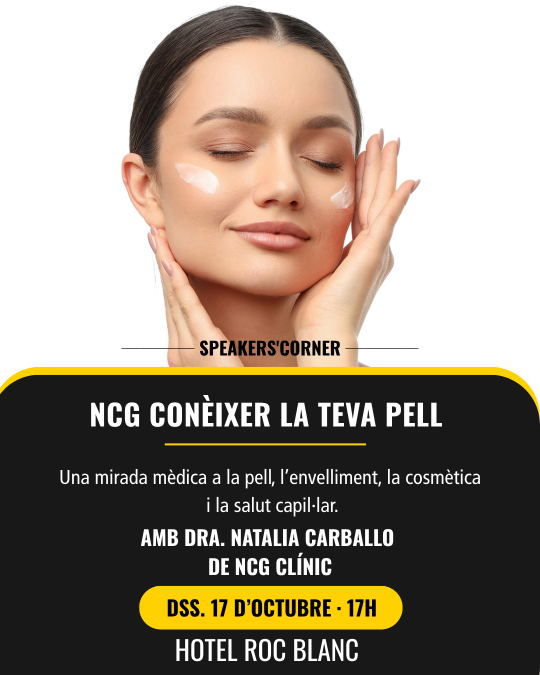 Mujer aplicando crema en su rostro durante una charla sobre salud de la piel